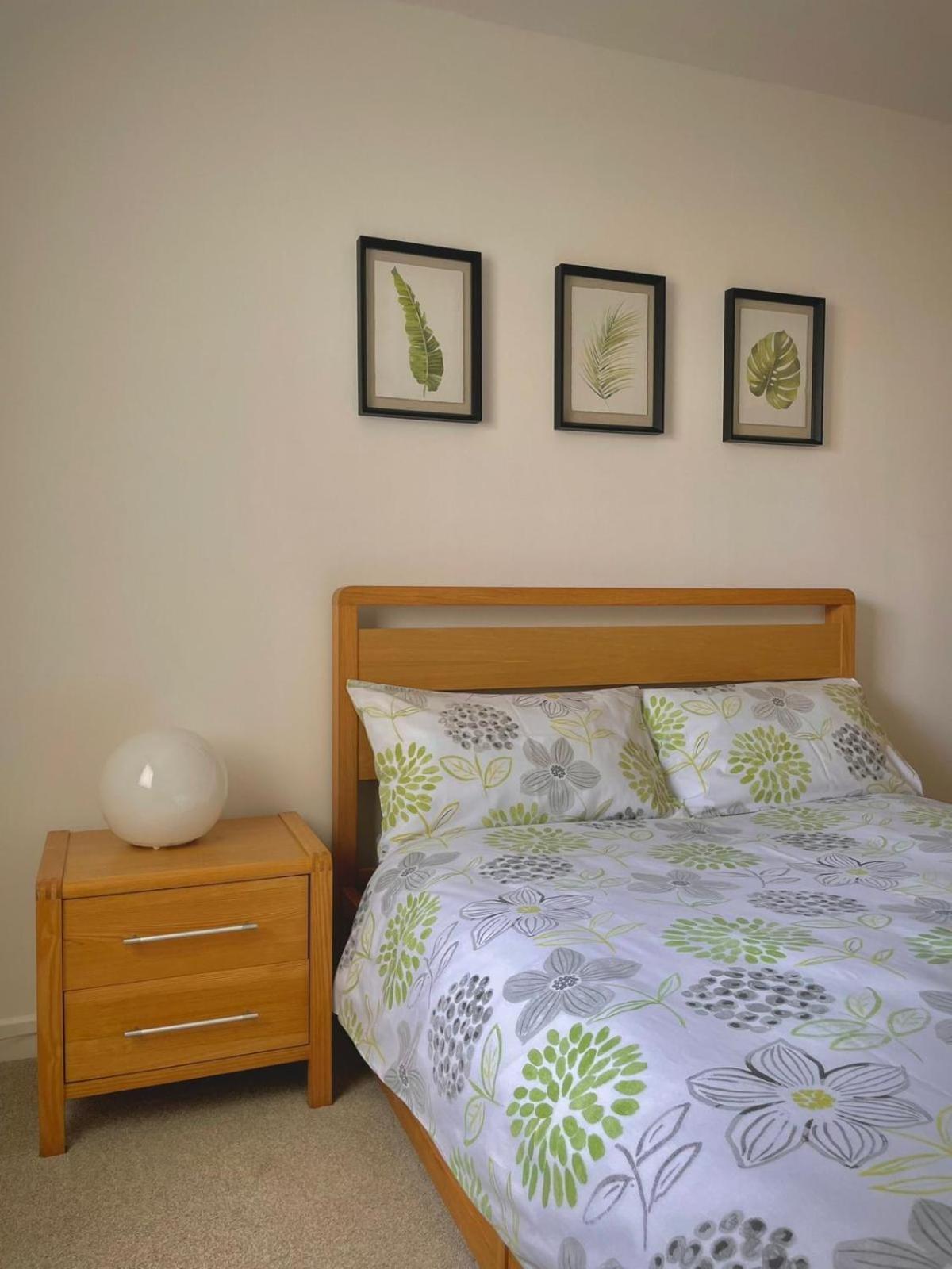 Bright 2-Bedroom Apartment With Parking In Montrose Exterior photo
