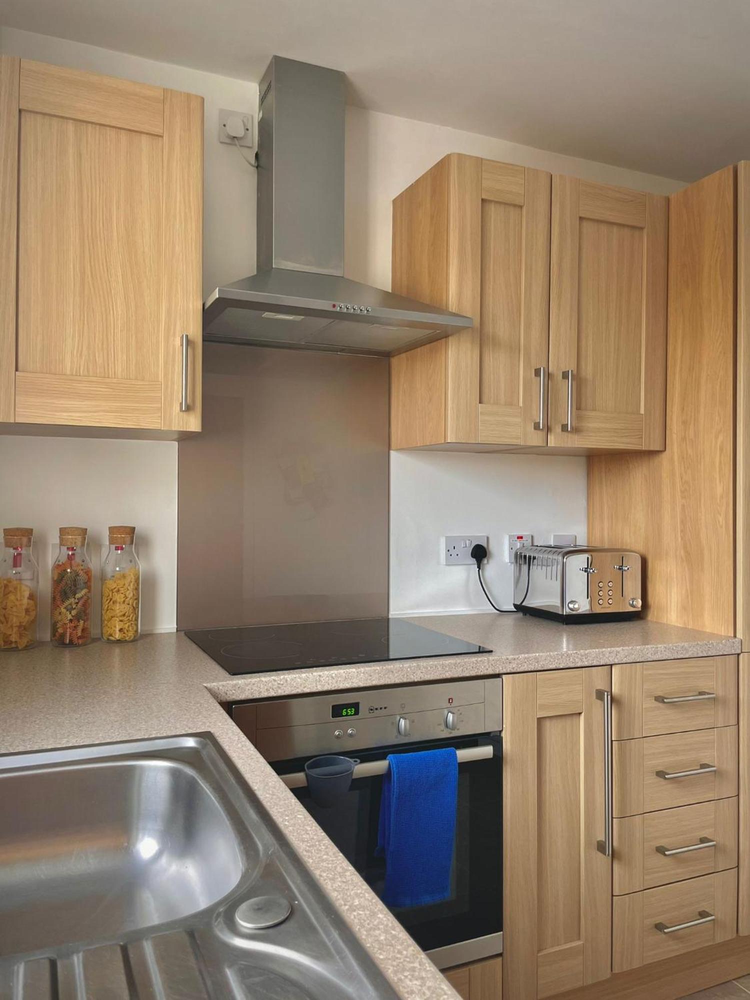 Bright 2-Bedroom Apartment With Parking In Montrose Exterior photo