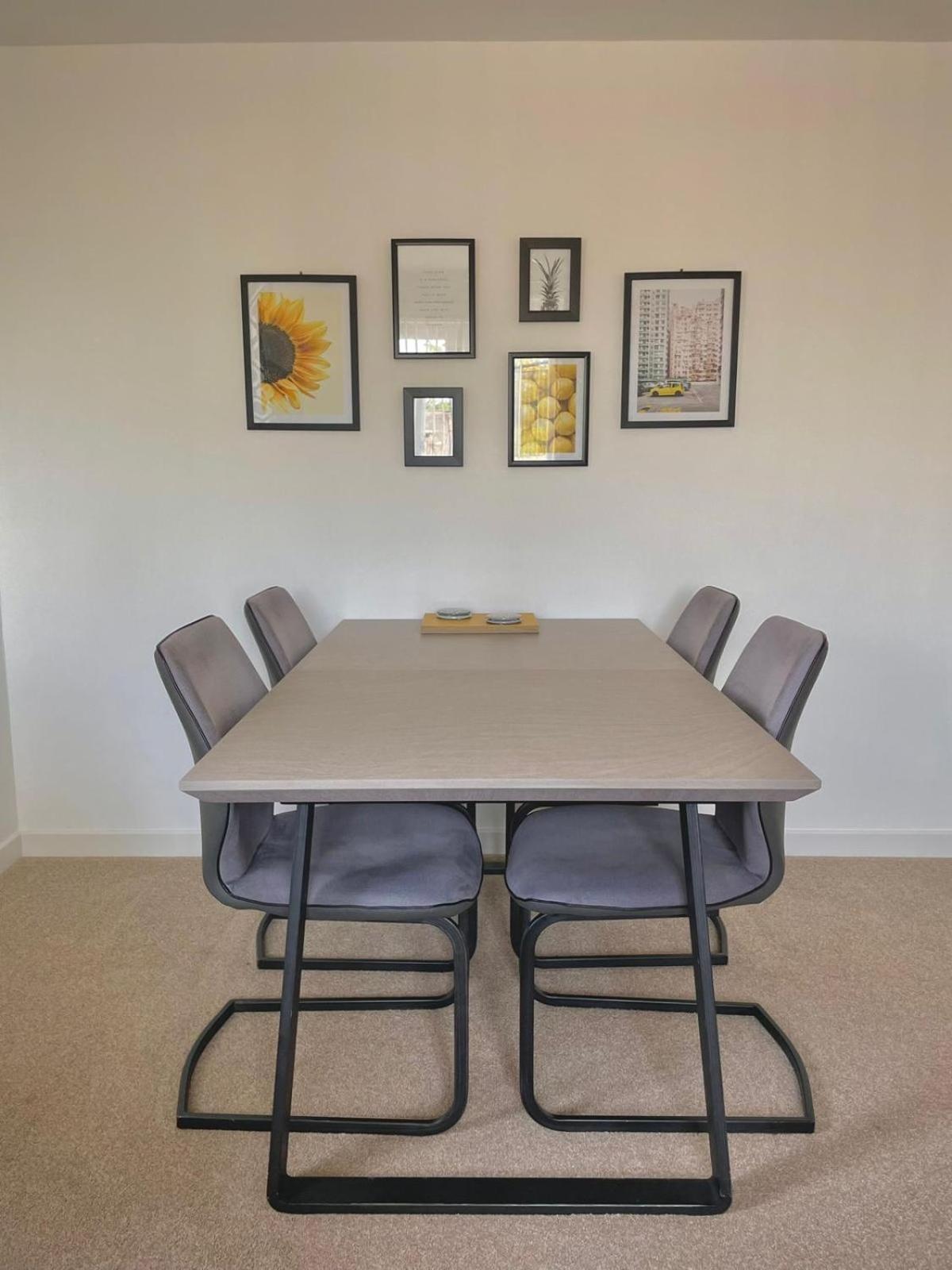 Bright 2-Bedroom Apartment With Parking In Montrose Exterior photo